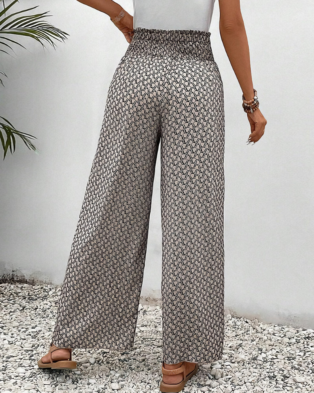 Sommerfeld | Lisette Broek met Wijde Pijpen en Geometrische Print